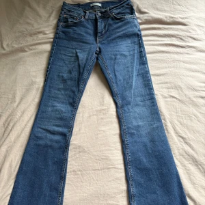Blå bootcut jeans från Gina  - Blå bootcut jeans från Gina 💙 använt några gånger men är i bra skick 
