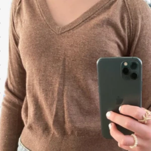 Brun v-ringad tröja med LOVE-tryck från Zadig Voltaire  - Mysig brun v-ringad tröja från Zadig med färgglatt LOVE-tryck på ryggen. Långärmad modell i mjukt material. Ribbstickade muddar och avslut. Mycket bra skick. Kan ksk förhandla om pris