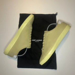 Saint Laurent skor - Jätte fint skick!! 8/10  Nypris ligger på över 6000kr! | ingår: dustbag | äkta såklart✅ | hör av dig vid frågor eller funderingar!