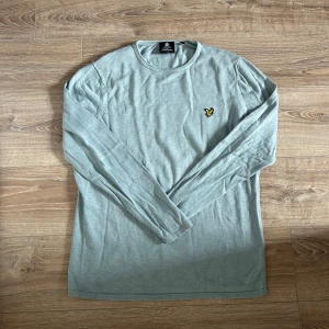 Lyle & scott tröja  - En snygg tröja i bra skick utan några som helst anmärkningar. Hör av er vid ytterligare frågor annars fritt fram att köpa!                              (Postar inom 24h)