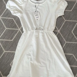 Vit kortärmad klänning från Zara - Helt ny klänning från Zara. Jättefin och perfekt till sommaren. Vid frågor är det bara att ställa.