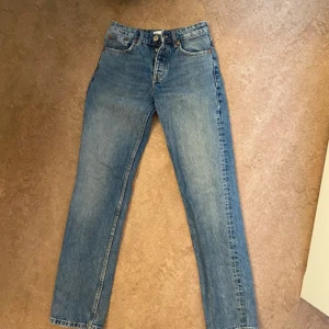 Blå raka jeans från Zara, strl 34 - Blå straight jeans från zara, den populära modellen som trendade och blev slutsåld överallt 2023 