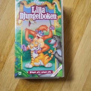 Lilla Djungelboken VHS - Svensk tal♡~♡~♡ upphämtning Obbola, kan tas till ica maxi, nus, vasaplan, eller capio hc dragonen. Kan även fraktas