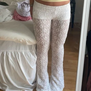 Vita spetsbyxor med utsvängda ben - Lågmidjade Vita spetsbyxor med utsvängda ben. I super skick förutom att det är lite smutsiga nertill! Obs de är helt genomskinliga!! Har egna shorts under 