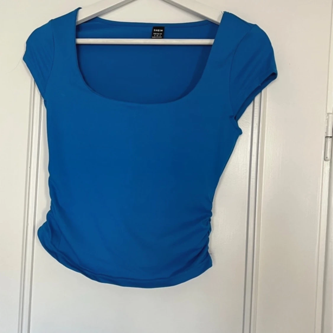 Blå croppad topp med fyrkantig ringning