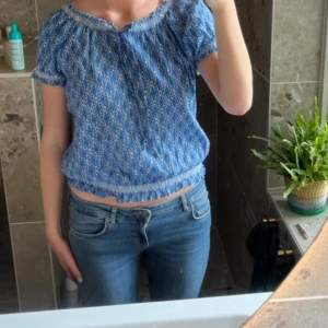 Blå mönstrad blus med resår - Supersöt blå blus med mönster.