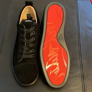 Christian Louboutin svarta sneakers mocka - Snygga svarta sneakers från Christian Louboutin i lyxig mocka med klassisk röd sula och svarta snören. Jag säljer de för att de var för små på mig. Pris kan diskuteras vid snabb och smidig affär😊😊