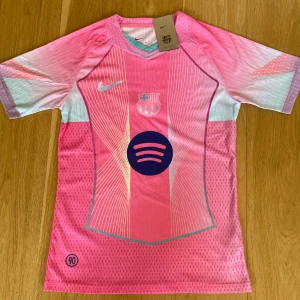 Rosa Barcelona tröja - Helt ny Rosa FC Barcelona fotbollströja, Storlek M men passar även S. Pris kan diskuteras vid snabb affär.
