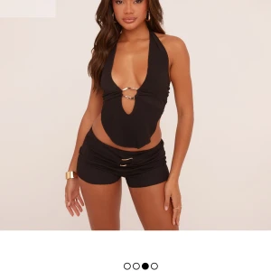 Svart set från EGO - Svart set från EGO med djup v-ringning och snygg cut-out framtill. 