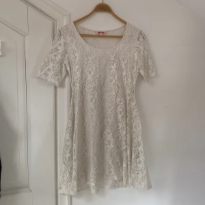 Vit spetsklänning  - Simpel vit klänning från Indiska med vackert spetsmönster💓