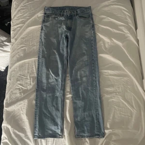 Ljusblå oversized jeans från Vailent - Säljer ett par ljusblå baggy jeans från Vailent i rak modell. Klassisk femficksdesign och normal passform. Jeansen har en enkel look utan slitningar eller dekorationer, perfekta till sneakers eller boots.