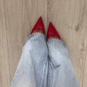 Röda klackar  - Snygga röda klackar från ASOS Dem är i bra skick, är bara några repor på dem men inget som märks av eller syns tydligt.