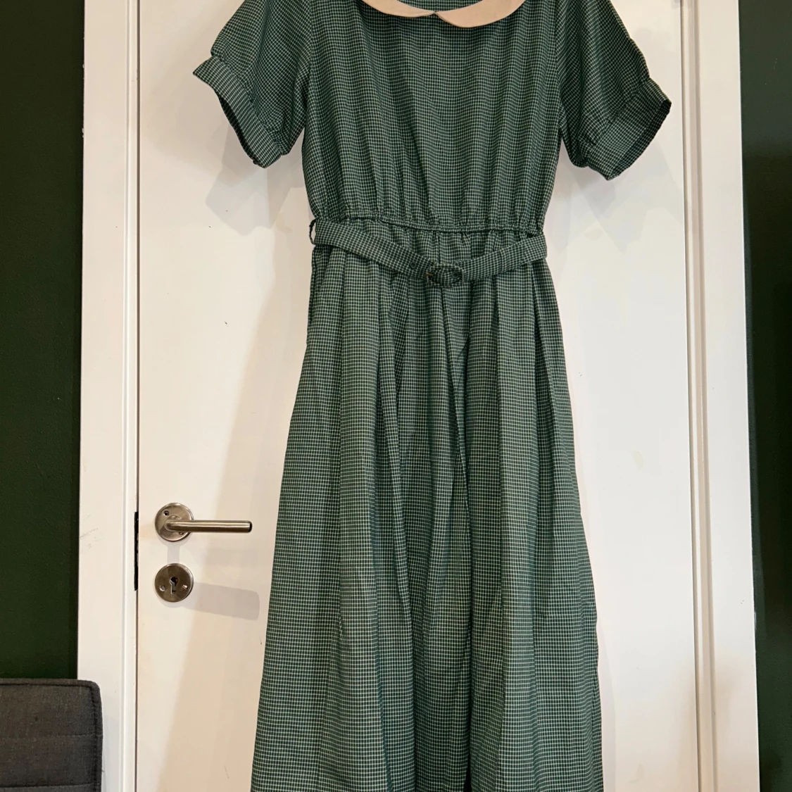 Grön rutig klänning med krage och bälte
