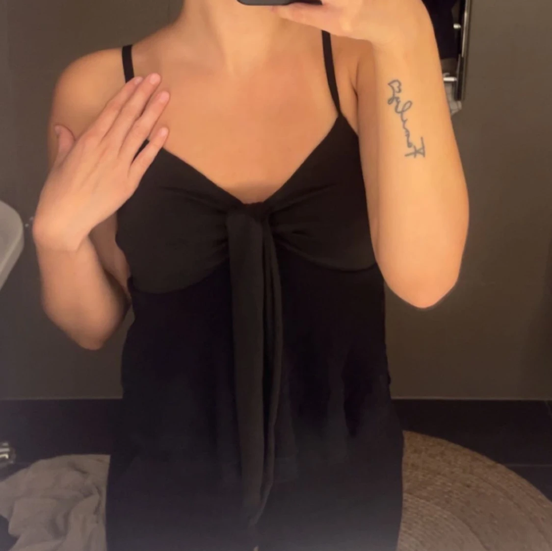 Svart linnetopp med knyt framtill