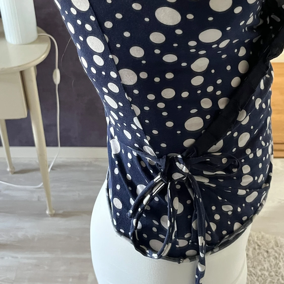 Mörkblå omlottopp med prickigt mönster - 1