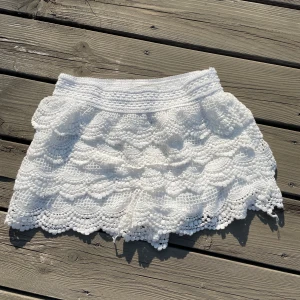 Spetsshorts - Vita spetsshorts från Chelsea. Alldeles nya, endast använda 2 gånger. Fint skick och inga defekter. Storlek xs/s 😇