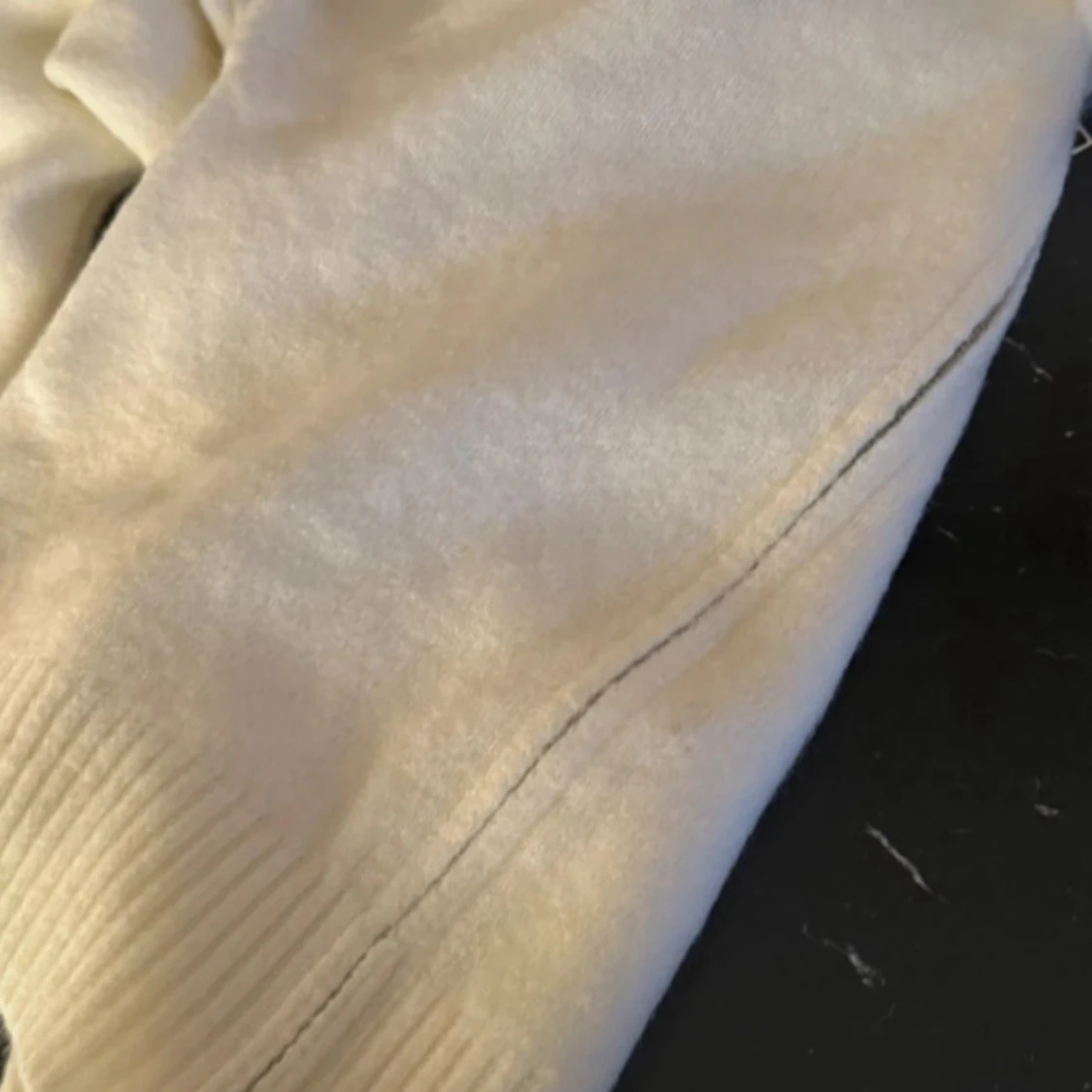 Vit stickad jacka med fuskpäls - 2