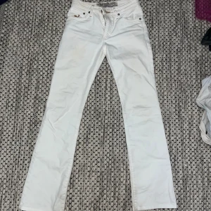 Äkta Jacob Cohen jeans! - Dem sitter lite tajt på mig och är lite korta för mig ( är 167cm). Storlek 26. Dem är mer utsvängda än vad man ser på bilden. Dem är köpta för 3000 men eftersom dem har lite små fläckar och små slitage säljer jag dem billigare. (Man tänker inte så mycket på slitaget men ändå)