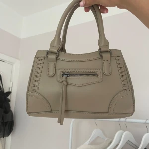 Gina tricot väska - Jättefin beige väska som knappt är använd.