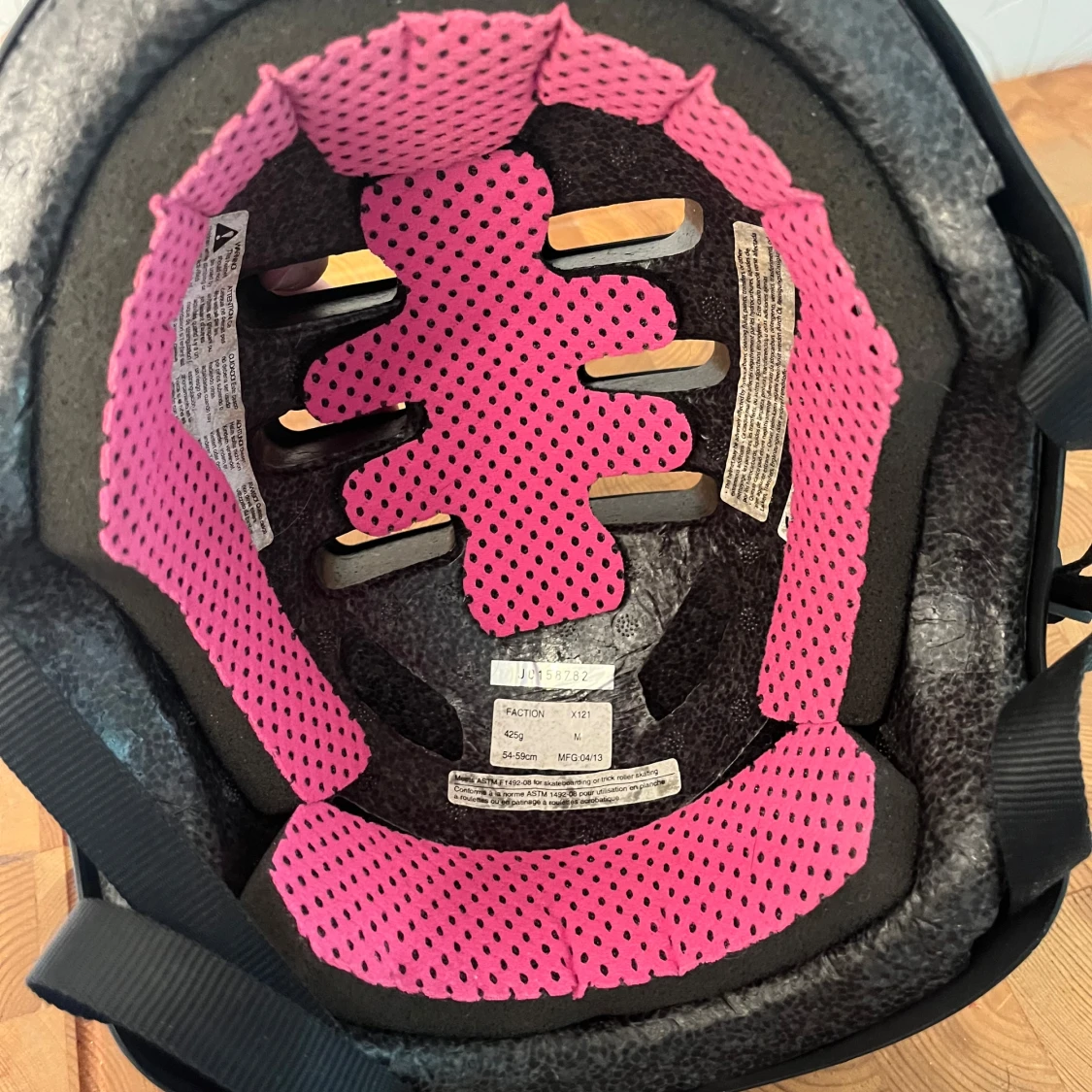Svart cykelhjälm med rosa detaljer  - 1