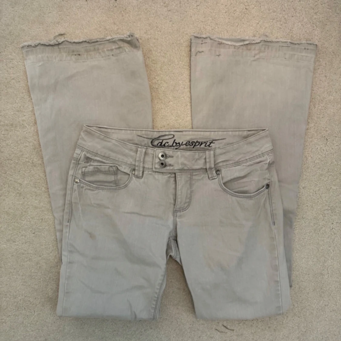 Gråa lågmidjade jeans  - 1