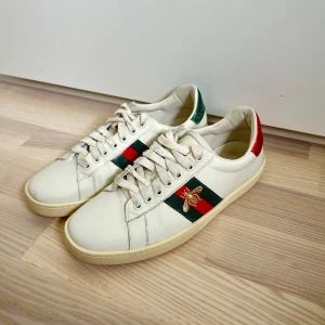 Gucci Ace sneakers - Äkta gucci ace sneakers, fortfarande fräscha men inget OG ingår därav priset. Äkthetsbevis på bild 3. Är öppen för prisförslag!! 💕