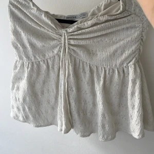 Vit omlott tubtopp från Bershka - Supersöt vit tubtopp från Bershka med omlottkänsla och snygg rynkning framtill. Storlek M men passar också S. Använd fåtal gånger 