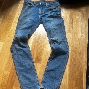 Acne studios jeans - Säljer dessa knappt använda blå acne studios jeans i storlek 32/34. De är flaw fria och i topp kvalitet! Bara att skriva för mer info!