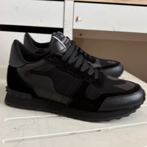 Svarta rockrunners - Svarta Valentino rockrunners, har inget og kvar förutom låda. Använda ett fåtal gånger och passar 43  bra. Priset är ej hugget i sten!