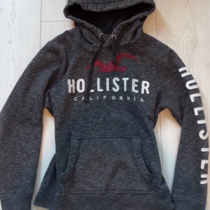 Grå hoodie från Hollister - Säljer en snygg grå hoodie från Hollister! Jätte bekväm men tyvärr för stor för mig som brukar bära xs. Den är i S men kan passa personer som brukar bära M. 💞 Skriv gärna om du har fler frågor, brukar svara inom 24h, pris kan diskuteras💕