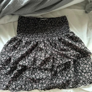 Söt blommig kjol - Jättesöt blommig kjol från KappAhl. Perfekt på en varm sommardag. Elastisk midja och storlek 158/164 men ungefär S/M. Använd fåtal gånger. Nypris: 399 kr