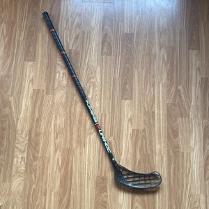 Innebandy klubba  - Inga skador på klubba😌.                                        Skicket är 10/10😍.                                                         -110 cm lång👍 