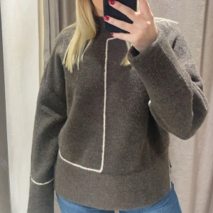 Brun stickad tröja  - Brun stickad tröja med vita detaljer. Storlek S från Zara. Endast använd 3-4 gånger så i gott skick utan defekter. Jättefin och skön🫶🏼