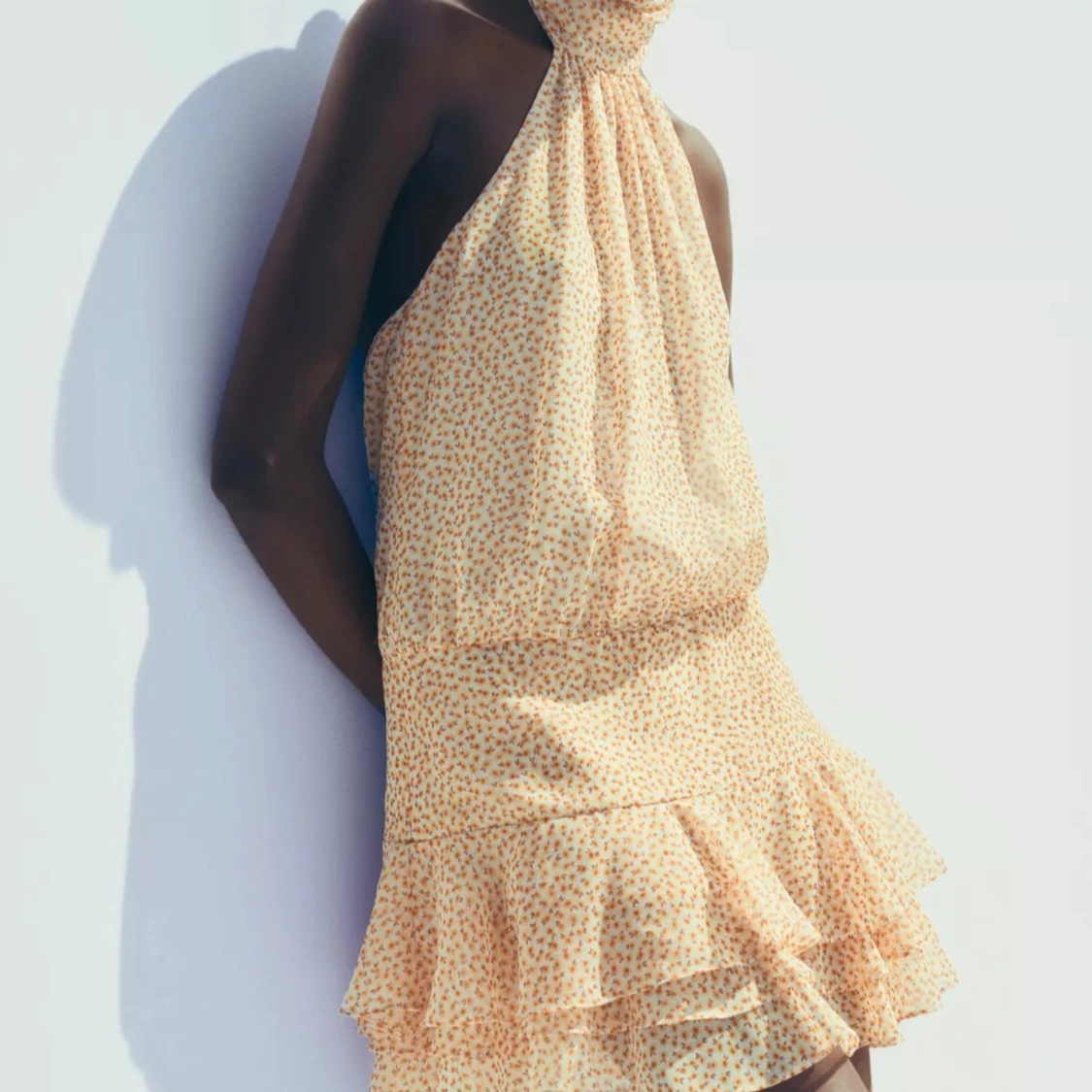 Ljusblommig kort halterneckklänning - 1