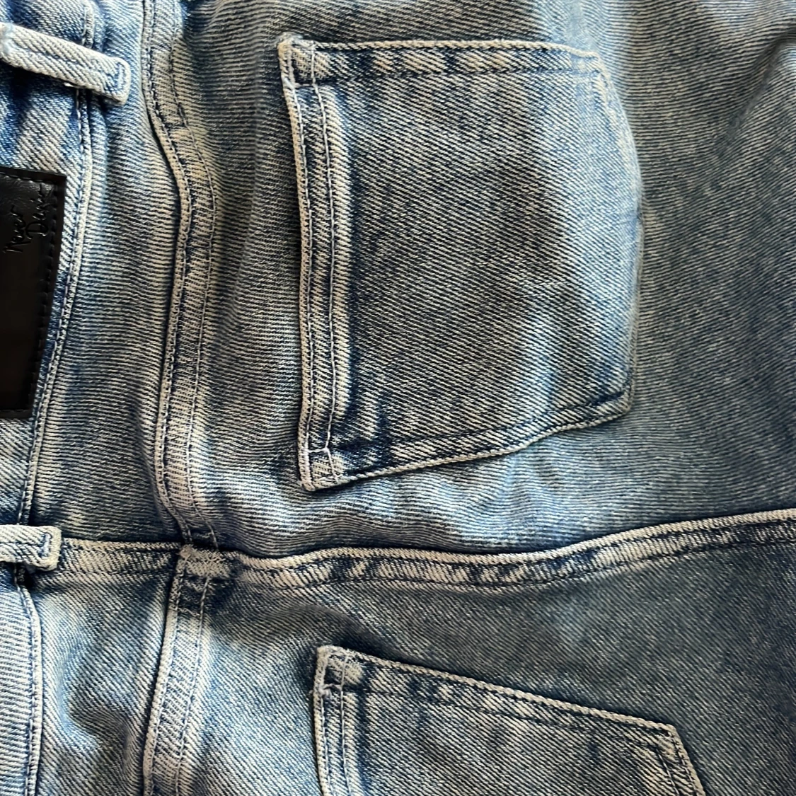 Ljusblå raka jeans med råa kanter - 1