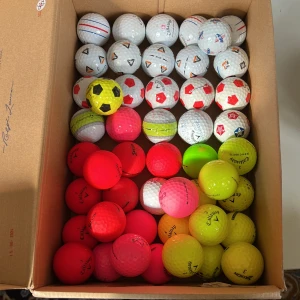 Golfbollar  - Golfbollar special 50 bollar. Olika märken från Srixon callway titles och taylormade kan köp styck viss 10kr. Ny pris kostar dom typ 30/25kr styck 