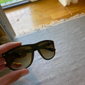 Ray-Ban Boyfriend - Snygga brun svarta Ray-Ban Boyfriend solglasögon. Perfekta för bli grisch nu i sommar.