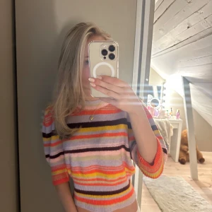 Färgglad randig stickad tröja - Skitsnygg stickad tröja med smock!! 😍😝💞 #sthlmstil #valentino #sommartopp #färglatt