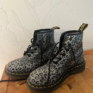 Leopardmönstrade Dr. Martens boots - Snygga Dr. Martens 101 boots i storlek 36. Grått leopard mönster och aldrig använda Nypris: 1500kr