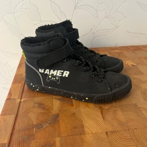 Sneakers med Foder - Ett par svarat sneakers med Gamer mönster och även fodrade