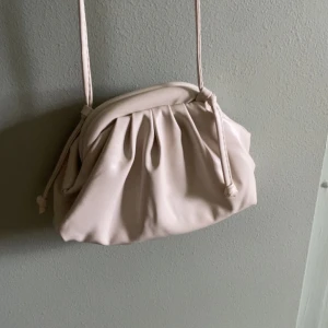 Dumpling bag - Söt liten vit dumplingbag utan defekter!