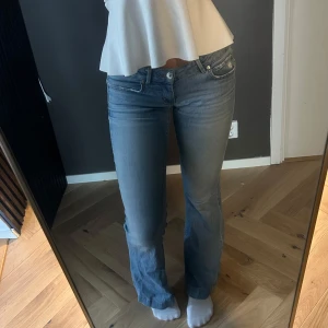 Ljusblå bootcut jeans - Snygga ljusblå jeans med bootcut passform och bred söm nere vid fötterna. Jeansen har en låg midja och är tillverkade i mjukt denimtyg som är relativt stretchigt. Passar mig i längden som är 176💖.