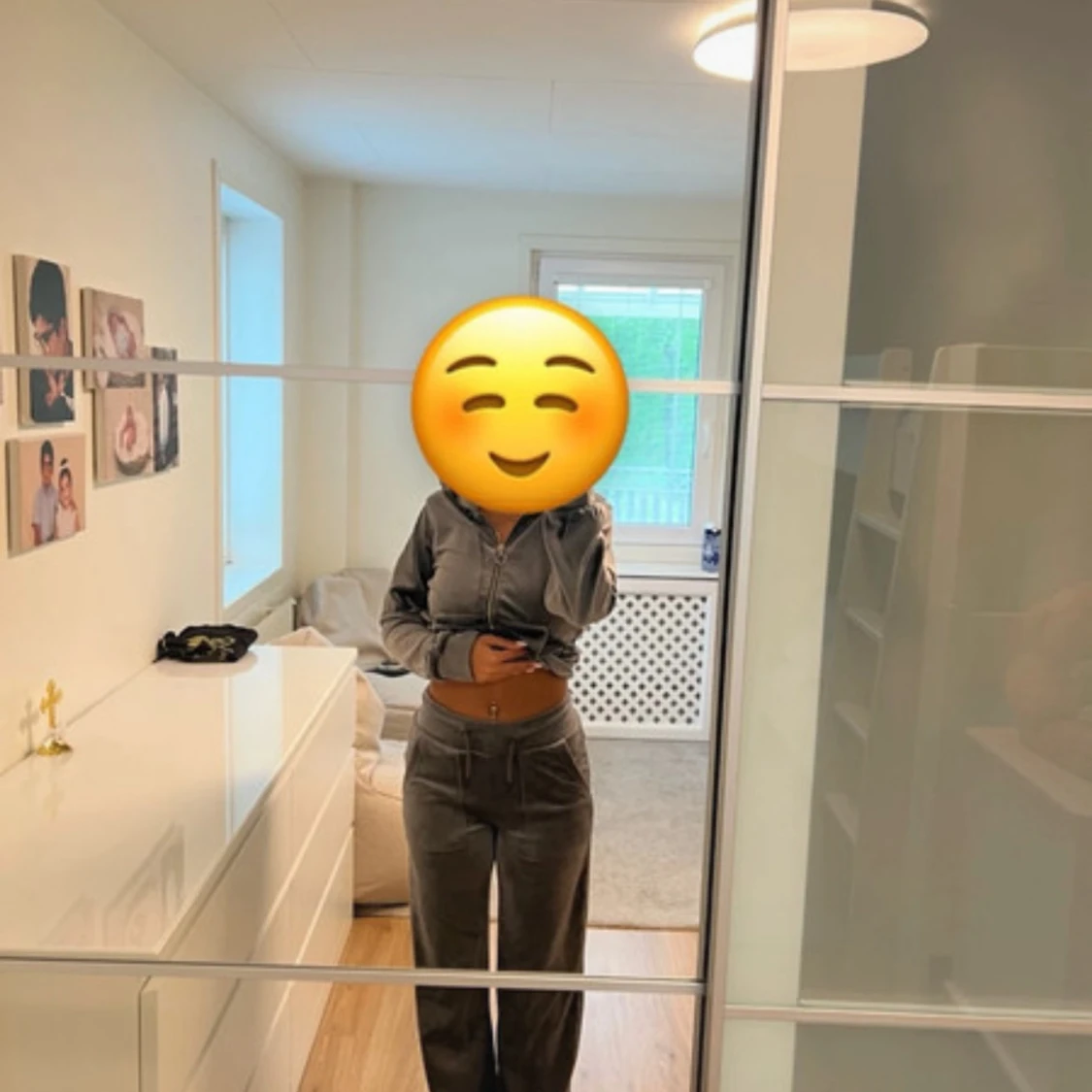 Grå velour hoodie med dragkedja och byxor - 2