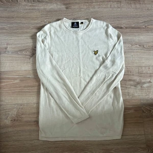 Lyle & scott tröja  - En snygg tröja i bra skick utan några som helst anmärkningar. Hör av er vid ytterligare frågor annars fritt fram att köpa!                              (Postar inom 24h)