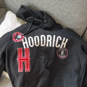 Hoodrich - Säljer denna hoodrich hoodien i storlek XS, köp på JD