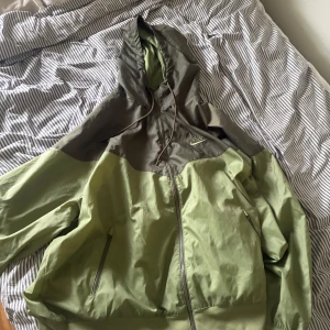 Nike jacka  - En väldigt snygg regnjacka av märket Nike Xxl