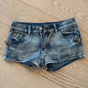 Blå slitna jeansshorts DGJOJEANS - Köpte dessa precis men när jag fick hem dem så såg de helt annorlunda ut änd vad bilderna visade🤨detta är mina bilder!! (inte min typ av shorts) säljaren har även klippt av lappen så jag vet inte vilken storlek det är. Men jag skulle gissa på XS/S🤗