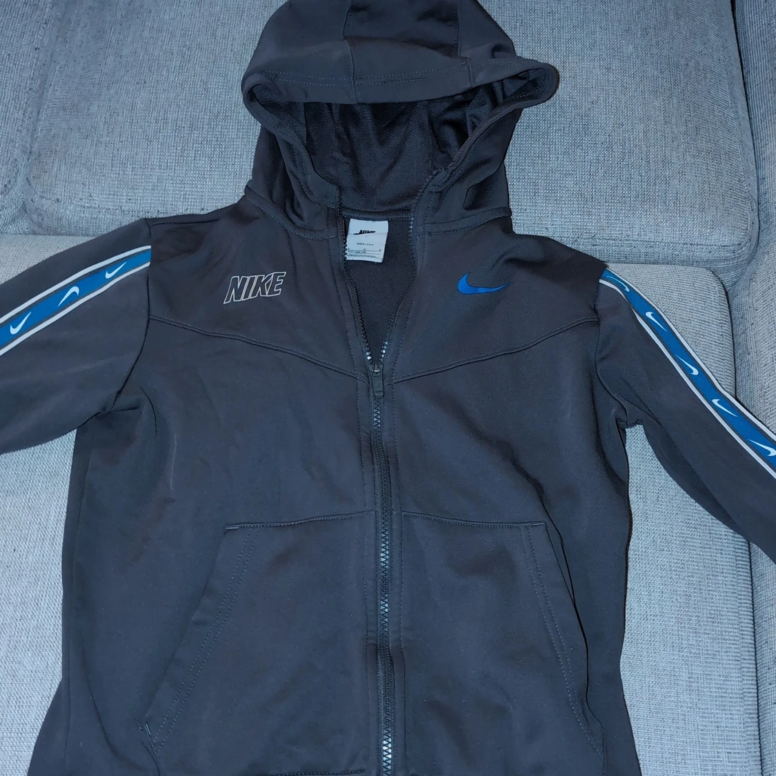 Svart Nike kofta med blå detaljer