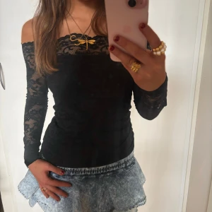 Offshoulder spetstopp  - Så fin offshoulder spetstopp! Jag är 168 och det är mina bilder, köp via köp nu direkt eller Swish, kvar tills markerad som såld 💖