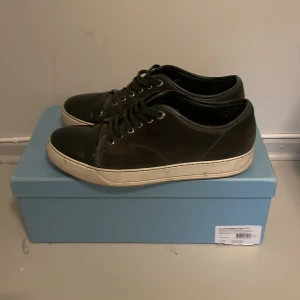 Svarta Lanvins - Säljer dessa svarta/mörkgråa lanvins i storlek 41. De sitter stort i storleken så passar mer som 42. Skick 9/10, inga defekter. Allt ingår till skorna. Pris kan diskuteras vid snabb affär. Hör av er vid frågor!